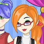 To animerede figurer med farverigt hår og moderne tøj står foran et lyseblåt gardin med lilla gardinrammer