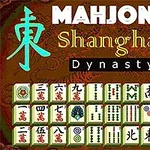 Mahjong-brikker arrangeret på skærmen med teksten Mahjong Shanghai Dynasty øverst