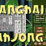 Bræt med mahjong-brikker foran en baggrund af bambus, med teksten Shanghai Mahjong i gule bogstaver