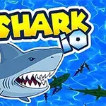 En tegneseriehaj med store, skarpe tænder svømmer i blå bølger med ordet Shark io i fed, gul og hvid skrift ovenfor
