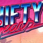 Teksten Shifty Gears i en retro 80er-stil med en baggrund af solnedgang og palmer
