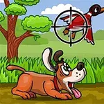 En tegneseriehund i en skov, der ser op på to flyvende ænder, hvoraf den ene er under et sigtekorn