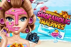 En kvinde med ansigtsmaske og kamera står foran en strand med en flybillet, drik og et fly i baggrunden