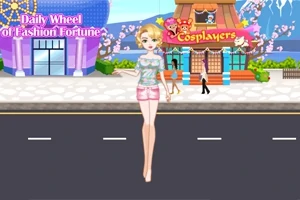 En blond kvinde i farverigt tøj står på en vej foran en bygning med skiltene Daily Wheel of Fashion Fortune og Cosplayers