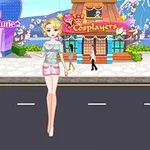 En blond kvinde i farverigt tøj står på en vej foran en bygning med skiltene Daily Wheel of Fashion Fortune og Cosplayers