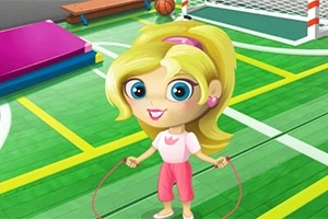 En tegneseriefigur med blondt hår hopper med sjippetov i en farverig gymnastiksal
