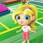 En tegneseriefigur med blondt hår hopper med sjippetov i en farverig gymnastiksal