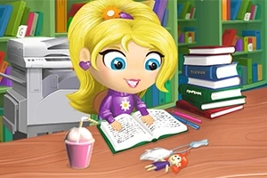 En tegneseriepige med lyst hår sidder ved et bord i et bibliotek og læser en bog, omgivet af bøger, farveblyanter, en dukke og en lyserød milkshake