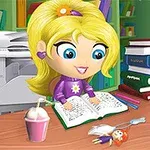 En tegneseriepige med lyst hår sidder ved et bord i et bibliotek og læser en bog, omgivet af bøger, farveblyanter, en dukke og en lyserød milkshake