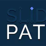 Sort og hvid tekst SLIDE PATH på mørkeblå baggrund med små røde og blå diamanter over bogstaverne