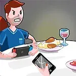 To personer sidder ved et bord med mad og vin, mens de skænder sig, med en mand der holder en spillekonsol og en kvinde der holder en smartphone