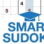 Teksten SMART SUDOKU i blå er skrevet over et delvist udfyldt gitter med tal, og der er en blå studenterhue placeret over teksten