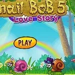To snegle med hatte står i en farverig skov med regnbue og svampe, med en stor PLAY knap i midten