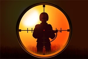Silhuet af en person med hjelm og riflekikkert mod en orange solnedgangsbagtgrund