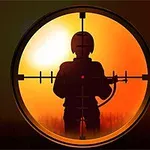 Silhuet af en person med hjelm og riflekikkert mod en orange solnedgangsbagtgrund