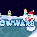 Snemænd med forskellige hatte og tilbehør står omkring en frossen sø under en nattehimmel, med teksten SNOWWARS i midten