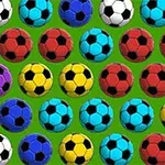 Farverige fodbolde arrangeret i et gittermønster på en grøn baggrund