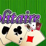 Teksten Solitaire over et sæt spillekort med spar, hjerter, klør og ruder mod en grøn baggrund