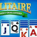 Kortspil-layout med kortnumre og symboler på en blå baggrund med teksten Solitaire Daily Challenges øverst