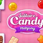 Illustration af mahjong-brikker med forskellige slikmotiver og teksten Solitaire Candy Mahjong på en lyserød baggrund