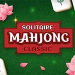 Grøn baggrund med pink lotusblomster og mahjong-brikker omkring en rød titel med teksten Solitaire Mahjong Classic