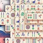 En stabel af mahjong-brikker foran et japansk tempel med en vinkende kattefigur og et landskab i baggrunden