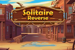 Træskilt med teksten Solitaire Reverse hænger over en ørkenagtig westernby med træbygninger og en vogn