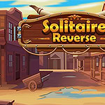 Træskilt med teksten Solitaire Reverse hænger over en ørkenagtig westernby med træbygninger og en vogn