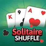 Kortspil med kortene konge, ni og es af forskellige farver samt teksten Solitaire Shuffle på grøn baggrund