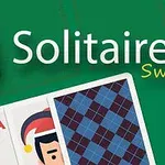 To spillekort med røde esser og et spil kort med et tegneseriefigur med nissehue, sat mod en grøn baggrund med teksten Solitaire Swift
