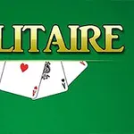 Teksten Solitaire i store gule bogstaver over kortene spar es, hjerter konge, og hjerter es på en grøn baggrund