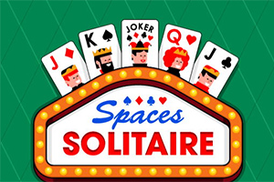 Diagram viser spillekort med konger, dronninger, og joker på en grøn baggrund med teksten Spaces Solitaire i et oplyst skilt