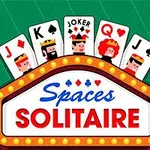 Diagram viser spillekort med konger, dronninger, og joker på en grøn baggrund med teksten Spaces Solitaire i et oplyst skilt