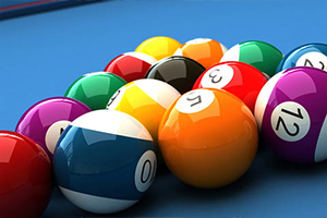 Farverige billiardkugler med numre arrangeret på et blåt billiardbord