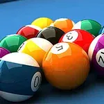 Farverige billiardkugler med numre arrangeret på et blåt billiardbord