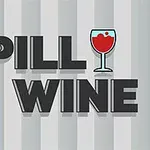 Teksten SPILL WINE prydet med et vinglas, der indeholder rød væske, mod en gråstribet baggrund