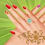 Hænder med farverigt negledesign, en blå ring og henna-tatovering på en grøn baggrund