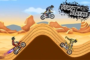 Tre motocrosskørere udfører stunts på en kuperet ørkenbane med et logo i øverste hjørne