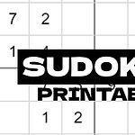 Sort-hvidt Sudoku-gitter med tal og teksten Sudoku Printable over