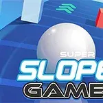 Hvid kugle ruller ned ad en blå skrånende bane med farverige blokke og tekst Super Slope Game