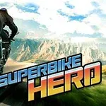 En motorcykel kører ned ad en motorvej med bjerge i baggrunden og teksten Superbike Hero i forgrunden