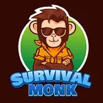 En tegneserieabe iført solbriller og orange tøj foran en grøn cirkel med teksten Survival Monk nedenunder
