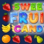 Farverige bogstaver, der staver Sweet Fruit Candy, omgivet af forskellige frugter som jordbær, appelsin, og banan på en mørk baggrund