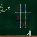 Tegning af kryds og bolle på en tavle med kridtstreger og teksten TIC TAC TOE BLACKBOARD skrevet på venstre side