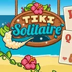 Træskilt med teksten Tiki Solitaire omgivet af blomster og tre spillekort med figurer, placeret foran en strand med havudsigt