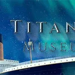 Titel Titanic Museum over en illustration af et skib med nordlys i baggrunden