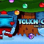 Julemand med gavesæk står under et juletræ med farverige lys, sne på jorden og teksten TOUCH & CATCH SANTA i midten