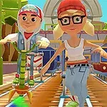 Tre animerede karakterer løber og kører på en overfyldt togbane omgivet af farverige omgivelser