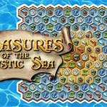 En farverig mosaik bestående af sekskantede brikker med forskellige symboler ved siden af en pergamentrulle med tekst, alt sammen på en baggrund af blåt vand