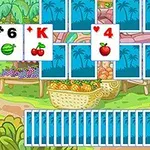 Spillekort med frugtikoner arrangeret i en pyramideform med en baggrund af en farverig markedsplads